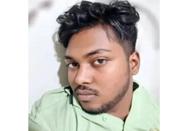 নাচানাচি করতে গিয়ে অটোবাইক থেকে পড়ে যুবকের মৃত্যু